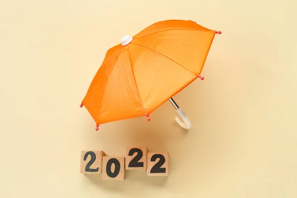 Open Paraplu Houten Kubussen Met Nummer 2022 Achtergrond — Stockfoto