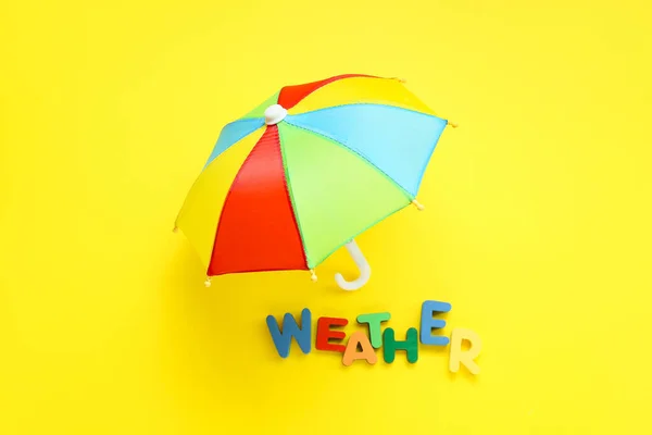 Mini Esernyő Szó Weather Készült Színes Betűkkel Sárga Alapon — Stock Fotó