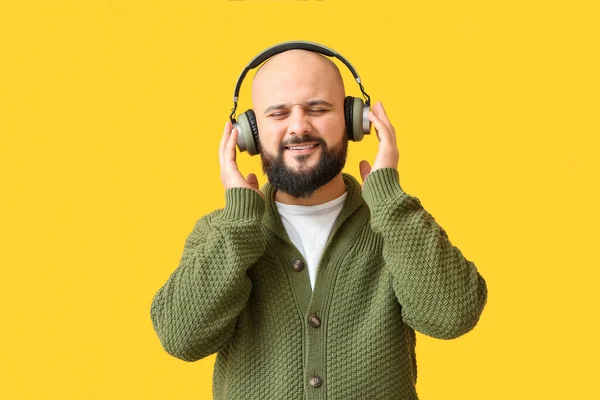 Hombre Calvo Escuchando Música Sobre Fondo Amarillo — Foto de Stock