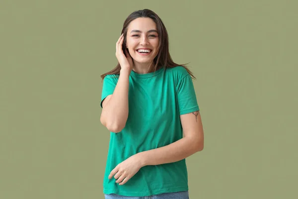 Hermosa Joven Sonriente Sobre Fondo Verde — Foto de Stock