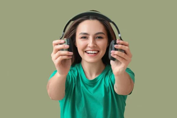 Hermosa Mujer Joven Con Auriculares Sobre Fondo Verde — Foto de Stock