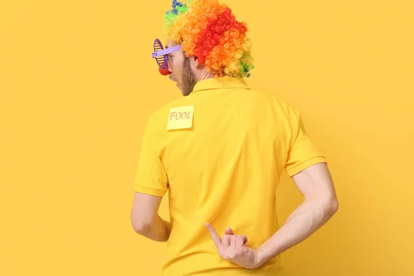 一个装模作样 背带着黄色背景的贴纸的有趣男人 四月愚人节庆祝活动 — 图库照片