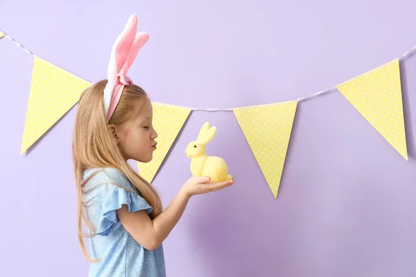 Entzückende Kleine Mädchen Mit Figur Des Osterhasen Auf Farbigem Hintergrund — Stockfoto