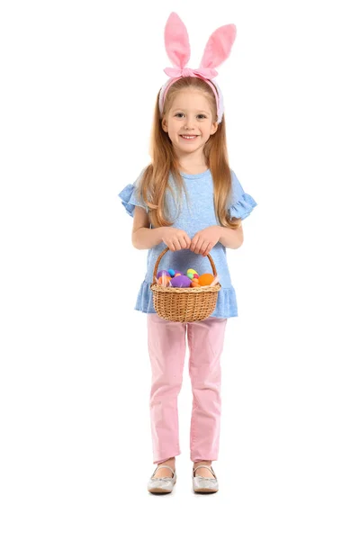 Tavşan Kulaklı Beyaz Arka Planda Paskalya Yumurtalı Sevimli Küçük Kız — Stok fotoğraf