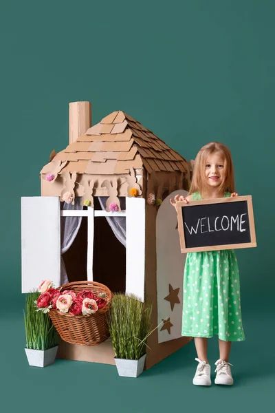 Cute Little Girl Holding Chalkboard Word Welcome Cardboard House Green — Stock Photo, Image