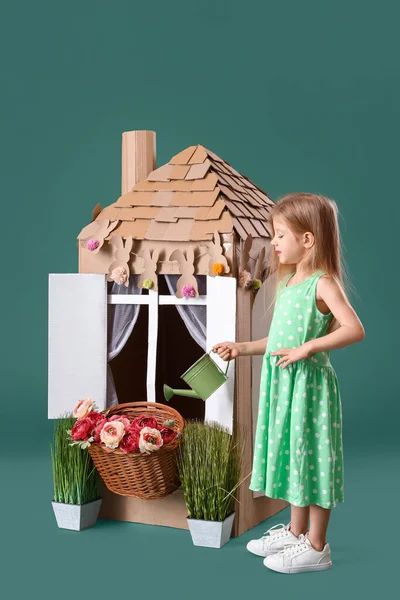 Cute Little Girl Playing Cardboard House Green Background — Stock Photo, Image