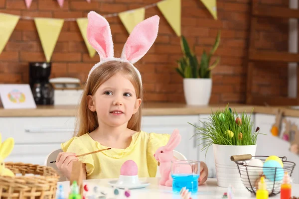 Tavşan Kulaklı Sevimli Küçük Kız Evde Mutfakta Paskalya Yumurtası Boyuyor — Stok fotoğraf