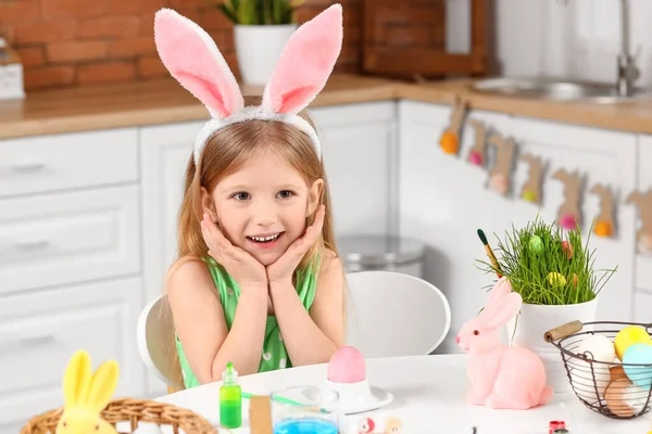 Evdeki Mutfakta Paskalya Yumurtası Boyarken Tavşan Kulaklı Sevimli Küçük Kız — Stok fotoğraf