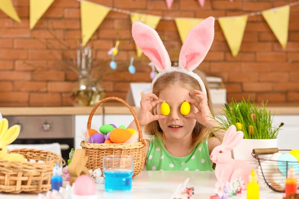 Evde Paskalya Yumurtaları Taşıyan Komik Küçük Kız — Stok fotoğraf