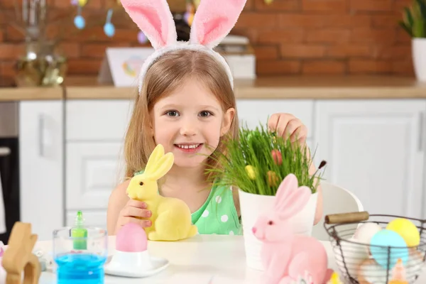 Evdeki Mutfakta Paskalya Tavşanı Heykelciği Olan Sevimli Küçük Kız — Stok fotoğraf