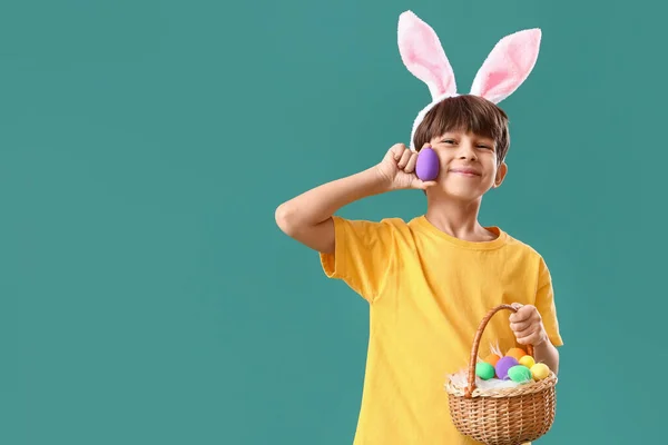 Tavşan Kulaklı Sepetinde Paskalya Yumurtaları Olan Sevimli Küçük Bir Çocuk — Stok fotoğraf