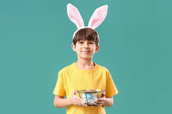 Tavşan Kulaklı Sepetinde Paskalya Yumurtaları Olan Sevimli Küçük Bir Çocuk — Stok fotoğraf