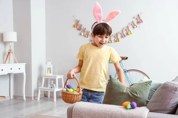 Evde Gizli Paskalya Yumurtaları Arayan Sevimli Küçük Bir Çocuk — Stok fotoğraf