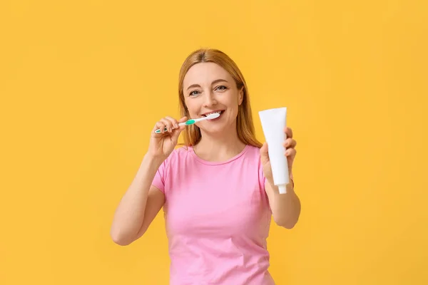 Beautiful Mature Woman Tooth Brush Paste Yellow Background — Stock Photo, Image