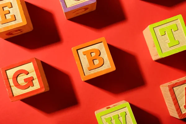 Muitos Cubos Madeira Com Letras Fundo Vermelho — Fotografia de Stock