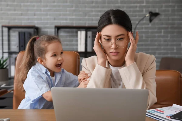 Fetita Care Tine Mama Departe Munca Birou — Fotografie, imagine de stoc