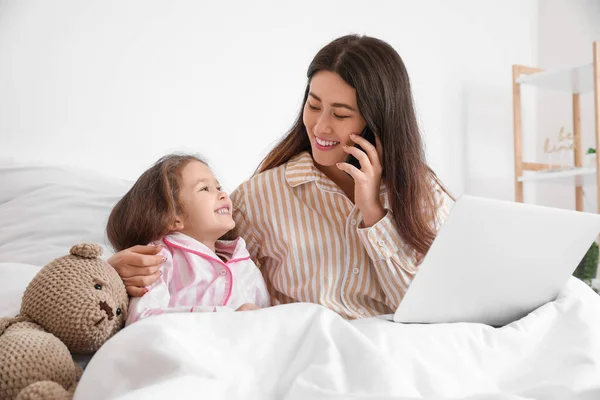 Kleine Tochter Mit Ihrer Arbeitenden Mutter Schlafzimmer — Stockfoto