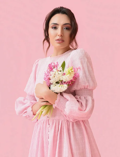 Mujer Joven Bonita Con Flores Jacinto Sobre Fondo Rosa — Foto de Stock