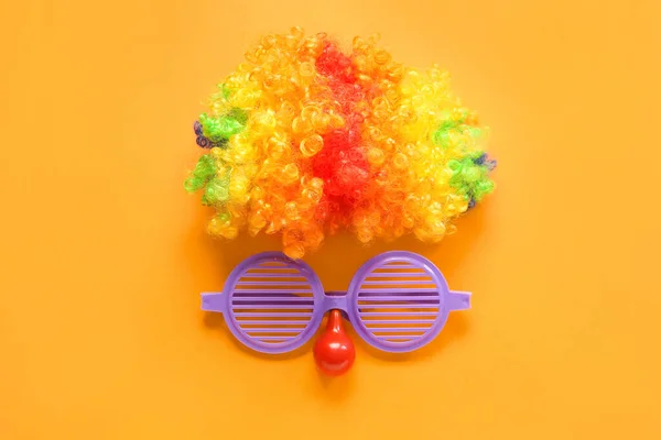 Sammansättning Med Clown Peruk Och Glasögon Orange Bakgrund April Dårar — Stockfoto