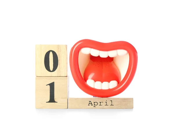 白い背景に木製のキューブカレンダーとメガホン 四月の愚か者の日 — ストック写真