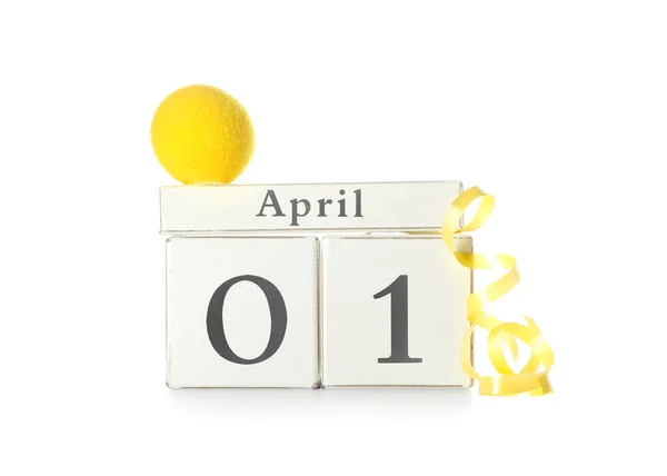 白い背景に4月の愚か者の日のお祝いのためのキューブカレンダーとパーティーの装飾 — ストック写真