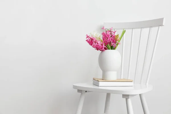 Libros Jarrón Con Flores Jacinto Silla Cerca Pared Blanca — Foto de Stock