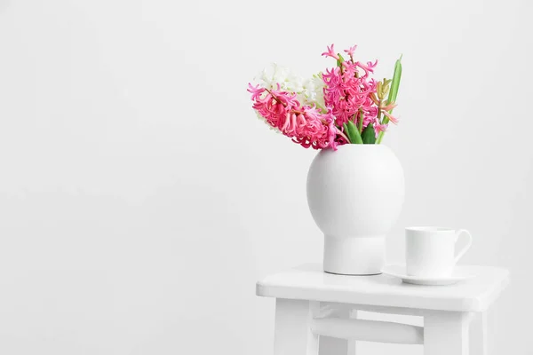 Wazon Hiacynt Kwiaty Kubek Stołku Pobliżu Białej Ściany — Zdjęcie stockowe