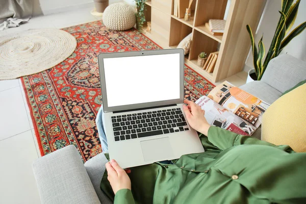 Vrouw Met Laptop Zittend Bank Thuis — Stockfoto