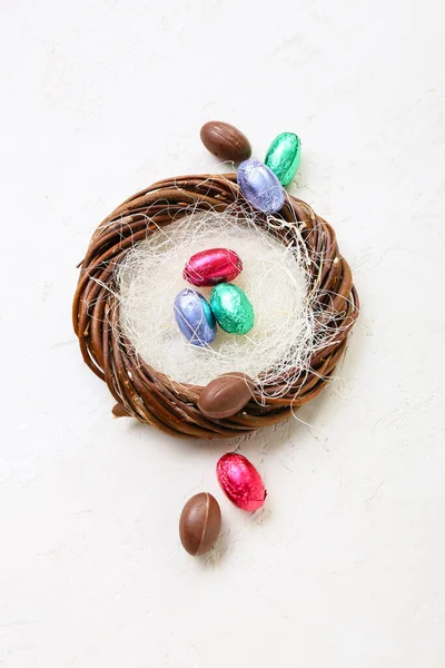 Composição Com Ninho Chocolate Ovos Páscoa Fundo Claro — Fotografia de Stock