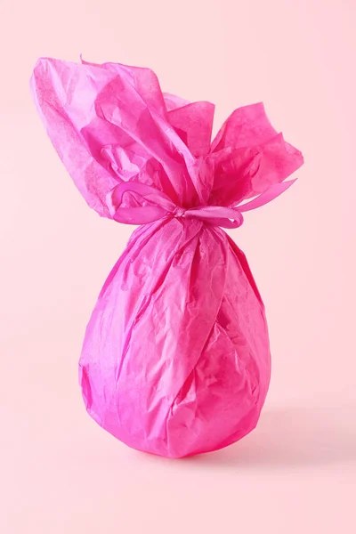 Huevo Pascua Chocolate Envuelto Papel Sobre Fondo Rosa — Foto de Stock