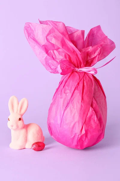 Kağıda Sarılı Çikolatalı Paskalya Yumurtası Eflatun Kaplamalı Tavşan — Stok fotoğraf