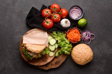 Çörek kebabı ve koyu arkaplanda malzemeler.