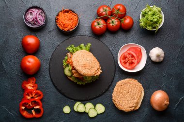 Çörek kebabı ve koyu arkaplanda malzemeler.