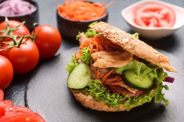 Koyu arkaplanda taze kebap var.