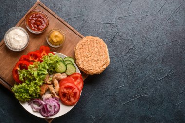 Koyu arkaplanda taze donör kebabı için gerekenler