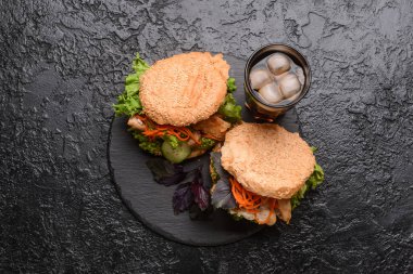 Koyu arkaplanda bir bardak kola ile taze çörek kebabı.