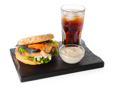 Çörekte taze çörek, beyaz arka planda bir bardak kola ve sos.