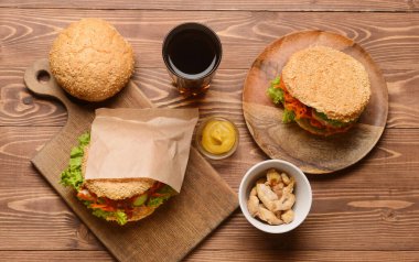 Taze çörek ve ahşap arka planda bir bardak kola.