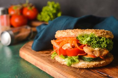 Taze çörek kebabı. Masada, yakın plan.