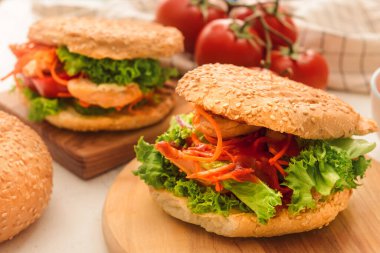 Taze çörek kebabı masada.