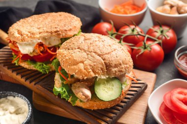 Taze çörek kebabı masada.