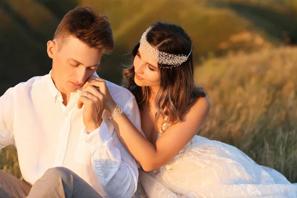 Happy Wedding Couple Countryside — Stock Photo, Image