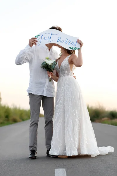 Щаслива Весільна Пара Плакатом Дорозі Сільській Місцевості — стокове фото