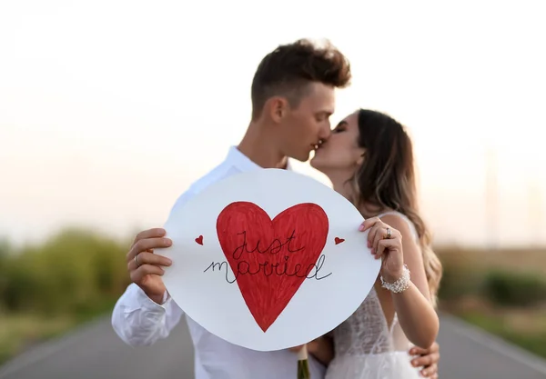 Casal Casamento Feliz Com Cartaz Estrada Campo — Fotografia de Stock