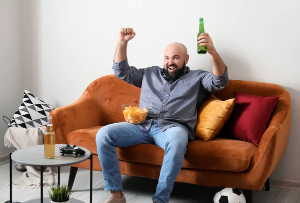 Homem Preguiçoso Engraçado Bebendo Cerveja Assistindo Futebol Casa — Fotografia de Stock