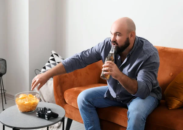Lazy Man Drinking Beer Eating Chips Home — Stock Photo, Image