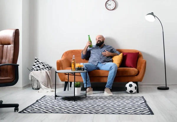 Homem Preguiçoso Engraçado Bebendo Cerveja Assistindo Futebol Casa — Fotografia de Stock