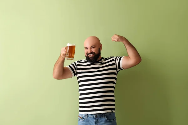 Gespierde Kale Man Met Bier Kleur Achtergrond — Stockfoto