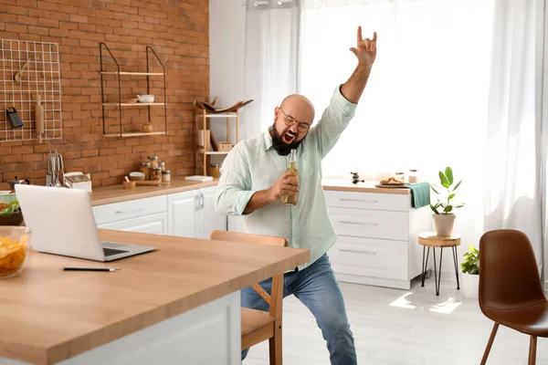 Homem Careca Engraçado Bebendo Cerveja Cantando Cozinha — Fotografia de Stock