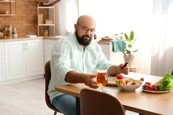 Man Drinking Beer While Preparing Lunch Kitchen — Stock Photo, Image